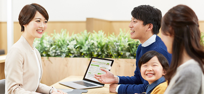 専任アドバイザーに相談する家族